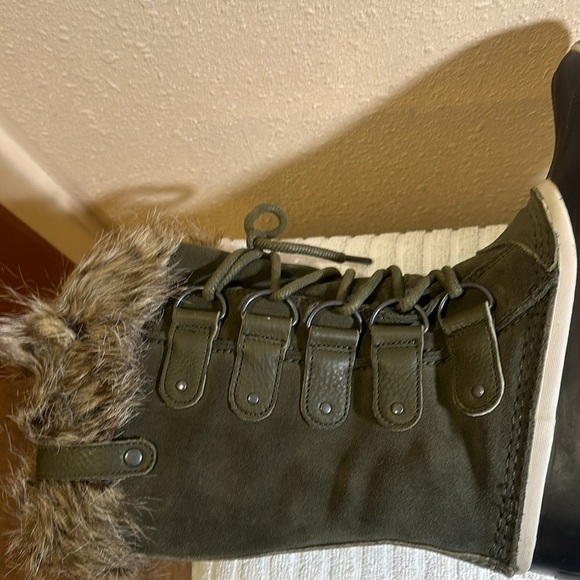 Sorel boots size 8 - Picture 6 of 9